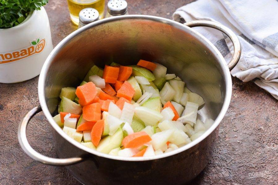 Переложите подготовленные овощи в кастрюлю, залейте водой и поставьте на огонь, доведите до кипения. 