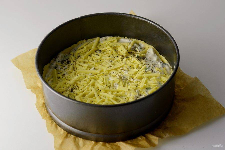Сверху посыпьте тертым сыром и итальянскими травами. Выпекайте киш 30-35 минут при температуре 180 градусов. 
