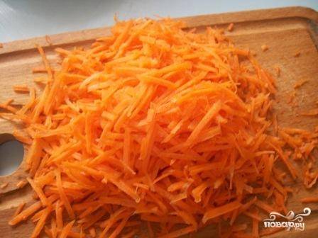 Морковь вымыть, почистить, натереть на терке.