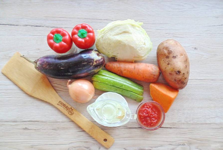 Подготовьте ингредиенты для приготовления овощного рагу с баклажанами.