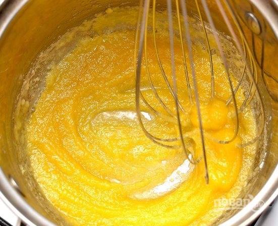 Перемешивайте муку с маслом до однородности, пока не получится золотистый цвет.