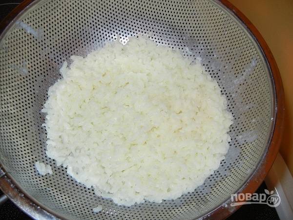 5. В кастрюлю влейте молоко (можно разбавить с водой) и добавьте рис. После закипания всыпьте щепотку соли и варите на медленном огне до готовности. 