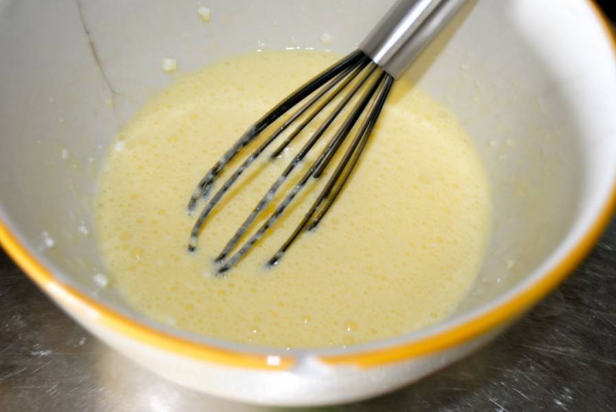 В отдельной миске соедините и тщательно смешайте: масло, мед, молоко, йогурт, яйца.