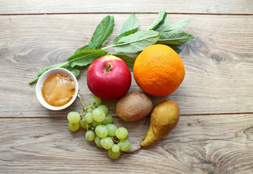 Подготовьте все необходимые ингредиенты для приготовления фруктового салата с яблоками, грушами и киви. Фрукты вымойте и обсушите.