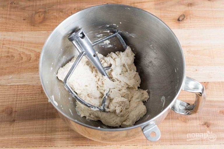 1.	Смешайте в миксере на низкой скорости муку, дрожжи и соль. Добавьте воду и перемешивайте, пока не начнет формироваться тесто и до тех пор, пока тесто не начнет отлипать от стенок.