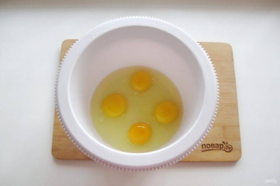 В миску разбейте яйца.
