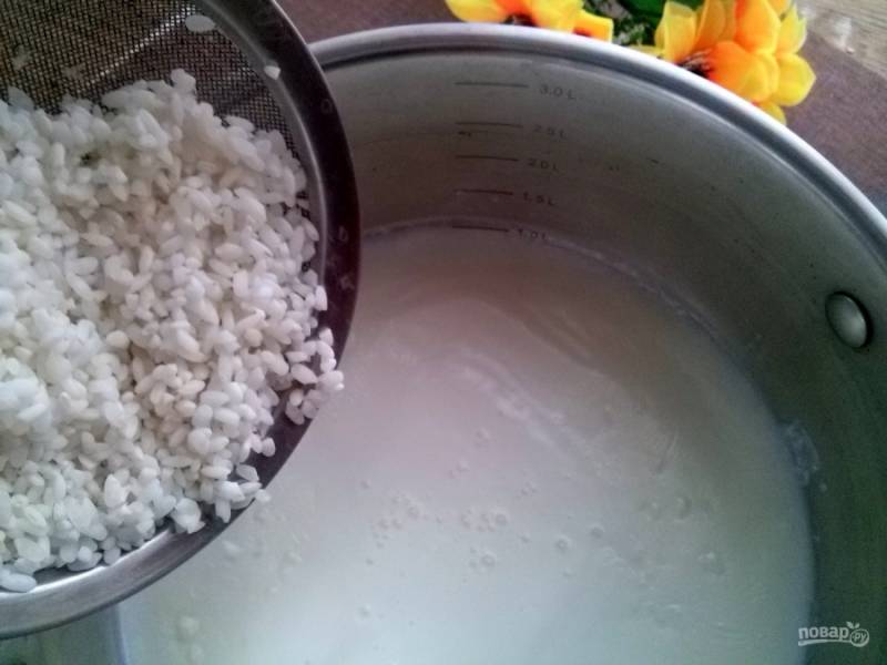 Добавьте рис в кипящее молоко, варите его на медленном огне в течение 40 минут. Затем варите 15 минут без крышки. Не забывайте постоянно помешивать, т.к. молоко будет уменьшаться в объеме. 
