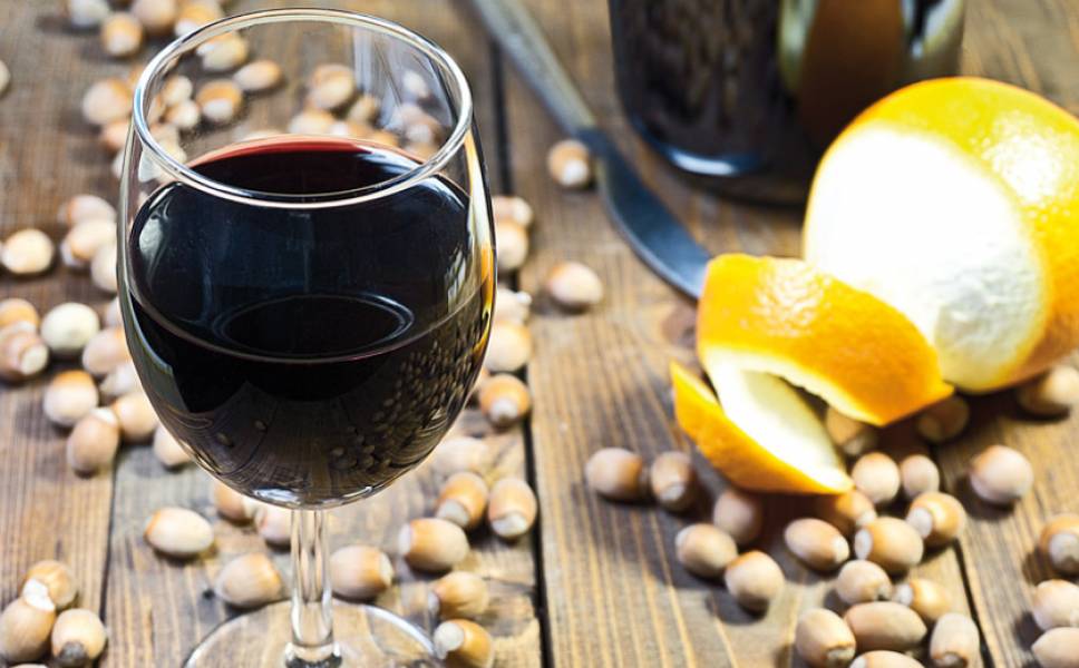 По срокам вино готовится не менее 3-х месяцев. В любом случае черничное вино стоит попробовать!