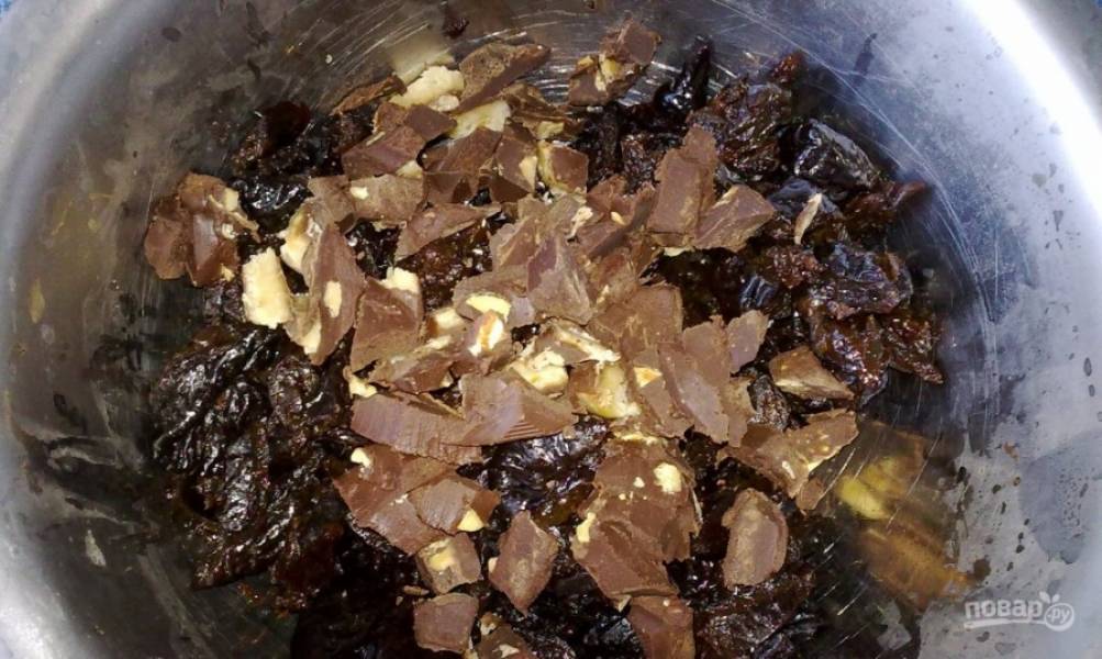 В большую миску выложите нарубленный мелкими кусочки чернослив. Также его очень удобно резать при помощи кулинарных ножниц. Темный или молочный шоколад при помощи острого ножа нарубите и выложите к черносливу. 