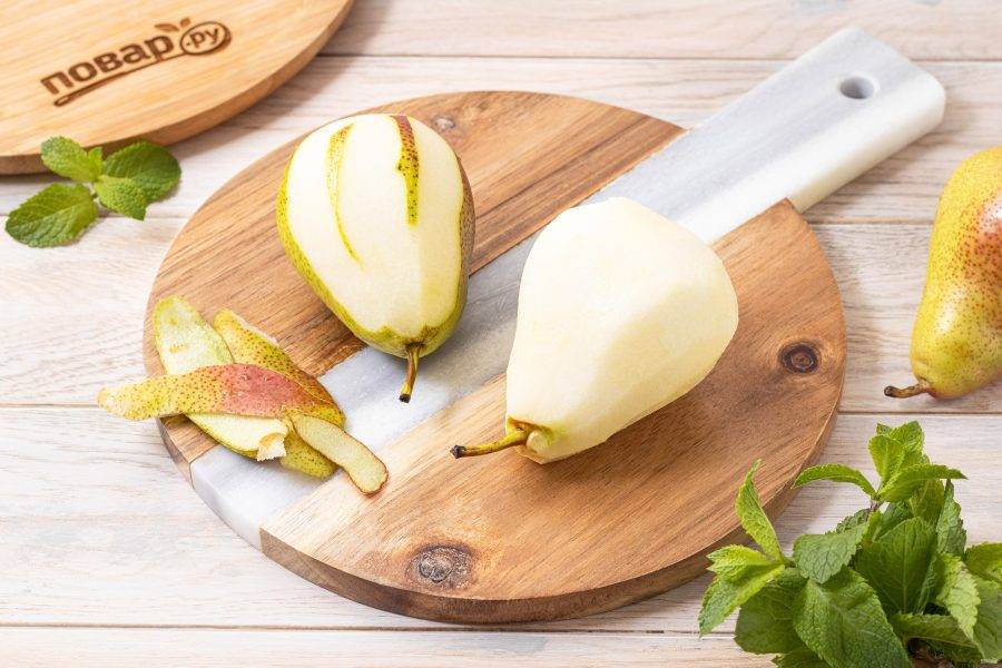 Груши помойте, обсушите. Очистите от кожуры.