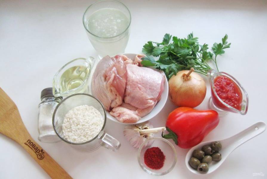Подготовьте ингредиенты для приготовления курицы с рисом по-испански.