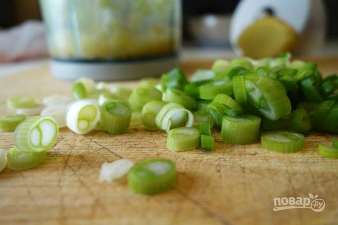 2. Вымойте и мелко нарежьте зеленый лук. Очистите и измельчите чеснок и имбирь. Соедините все, добавьте соевый соус и масло. По вкусу можно добавить еще немного соли и перца. 