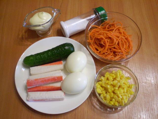 Подготовьте продукты для салата. Отварите яйца до готовности, остудите и очистите от скорлупы.