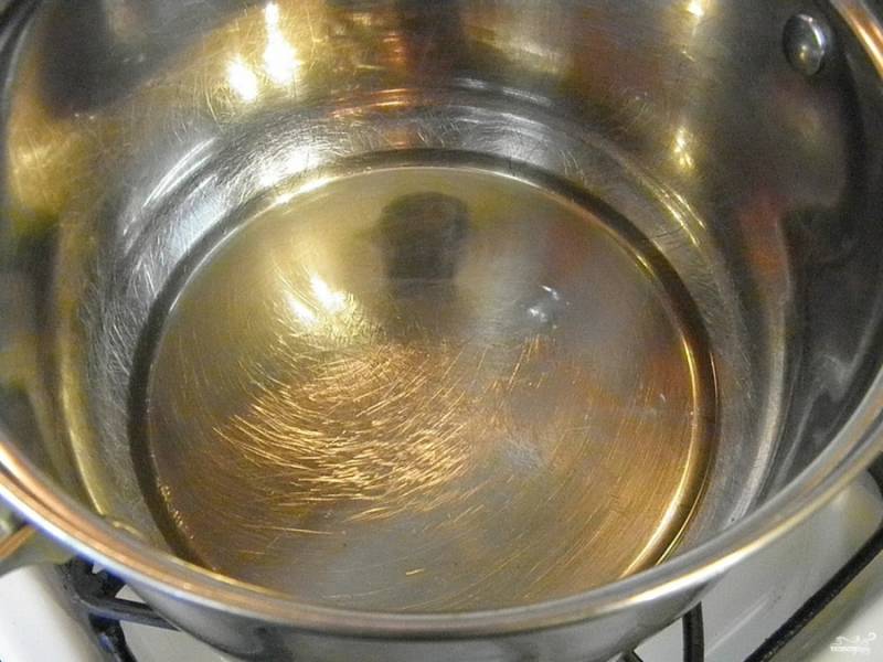 3. В кастрюле, где будет варится суп (не менее двух литров), нагрейте растительное масло (можно смесь растительного масла со сливочным). Поставьте на средний огонь.