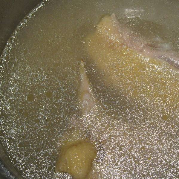 1. Заливаем водой курицу, ставим на огонь. Воду чуть солим, доводим курицу до готовности. 