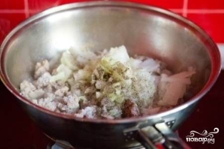 Когда мясо посветлеет, добавьте в сковороду мелко нашинкованный лук, соль и перец.