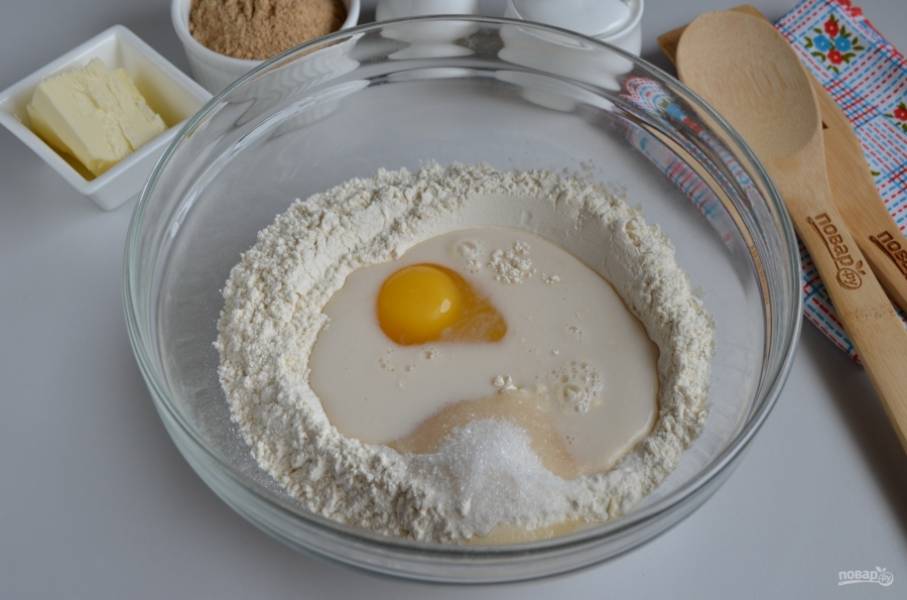 Растворите дрожжи в теплом молоке. Влейте в муку, туда же вбейте яйцо, добавьте сахар и соль.