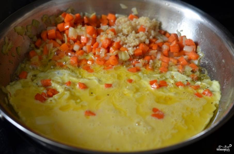 Рис с луком и морковью на сковороде