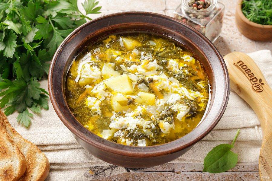 Суп с щавелем и яйцом готов.