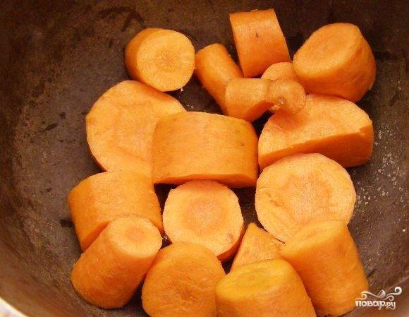Морковку очистите и вымойте. Нарежьте крупными кусками и положите в кастрюльку или казанок. 