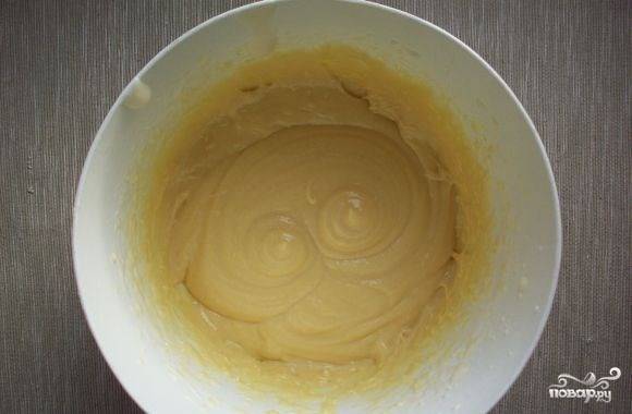 2.	К взбитым яйцам добавьте муку и заранее растопленное сливочное масло, взбейте до однородной консистенции.