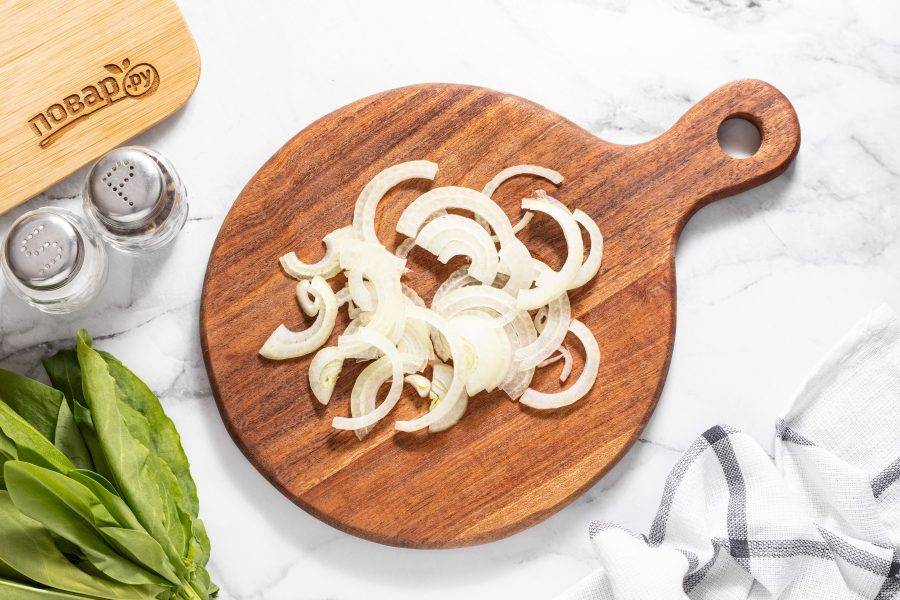 Репчатый лук нарежьте полукольцами.