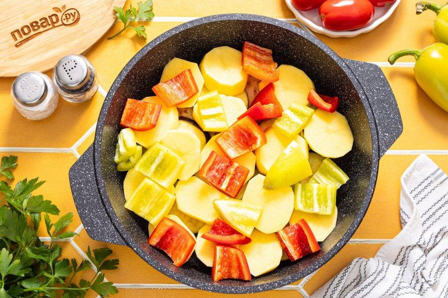 У перца удалите семена и хвостик, порежьте на крупные кусочки.