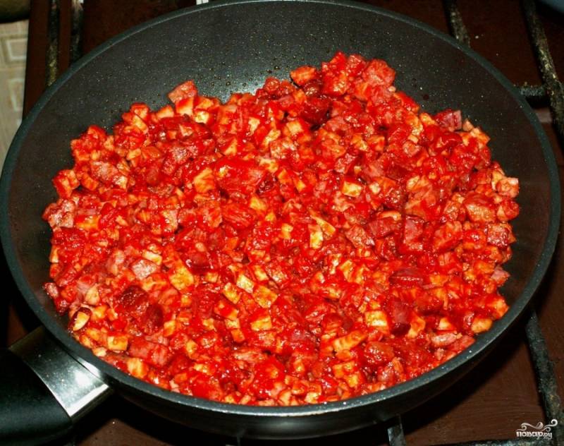 Добавить томатную пасту и потушить всё на среднем огне 5 минут. Затем добавить в бульон.