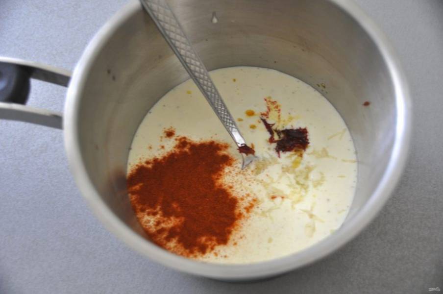 А теперь можно приступить к приготовлению классического варианта соуса "Руй". Для этого возьмите примерно 150 грамм майонеза, добавьте в него кайенский перец, натрите на терке зубчик чеснока, влейте настой шафрана.