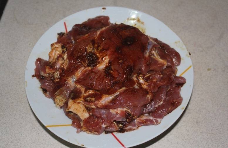 5. Кусочки свинины нужно тщательно натереть полученным соусом. Оставшимся соусом полить мясо сверху и оставить мариноваться минимум на 1 час. 