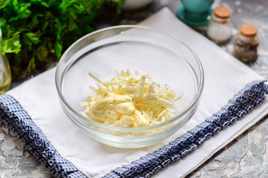 Адыгейский сыр натрите на терке и добавьте майонез, немного молотого перца, перемешайте все.