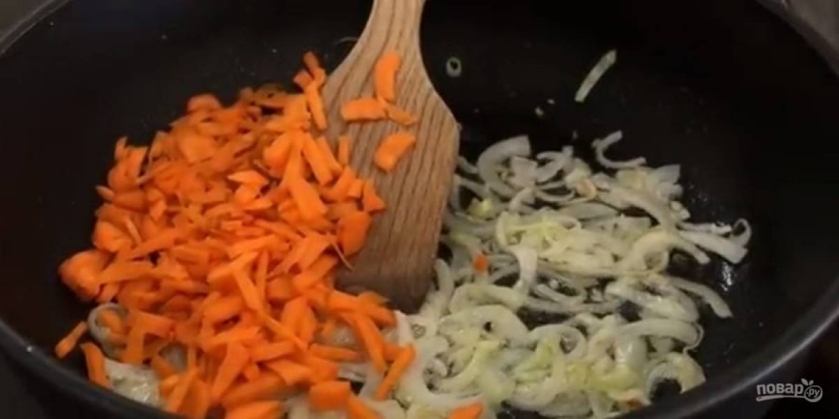 3. Морковь нарежьте тонкими длинными полосками и добавьте к мягкому луку. Также доведите морковь до мягкости, добавив немного растительного масла. Грибы нарежьте тонкими пластинками и добавьте к моркови с луком. 