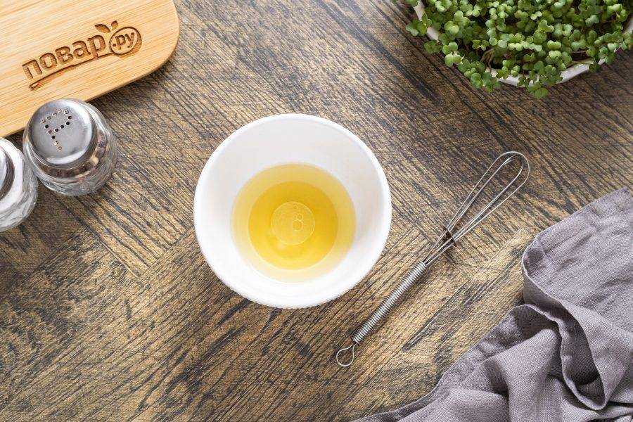 Для заправки смешайте оливковое масло с лимонным соком и медом.