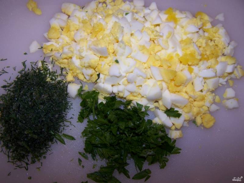 Шаг 5. Порежьте вареные яйца на мелкие кубики. Мелко порежьте петрушку и укроп.