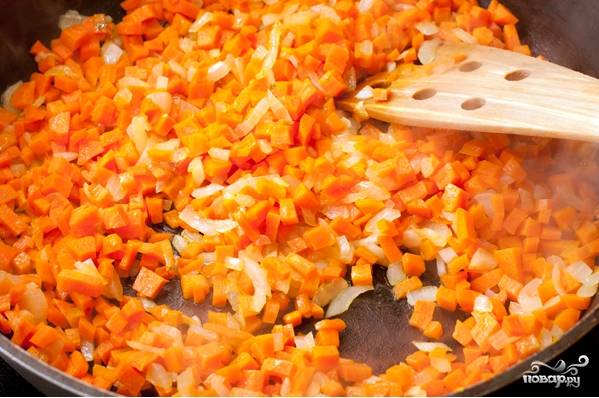 2.	Морковь чистим и моем, нарезаем небольшим кубиком и отправляем на сковороду к луку, обжариваем до мягкости.