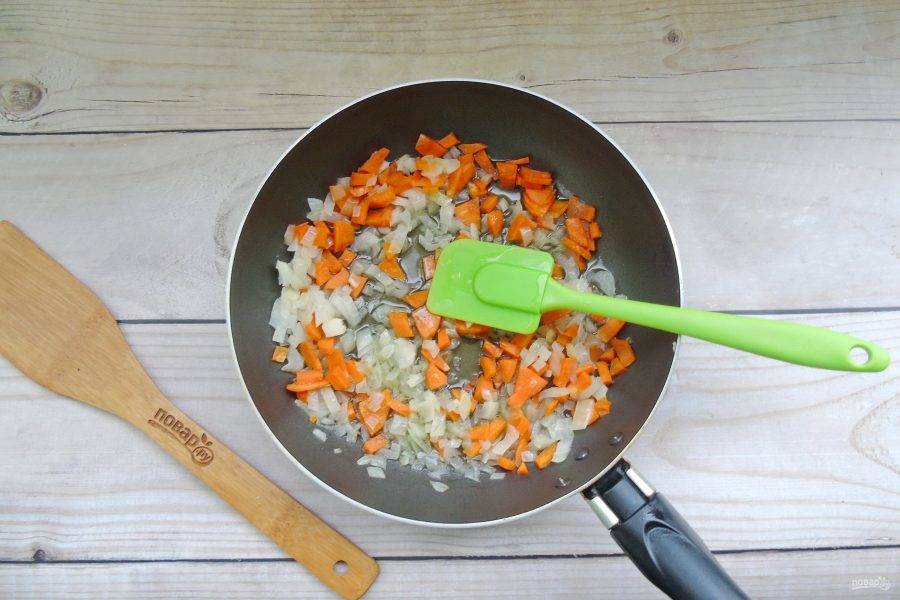 Морковь и лук мелко нарежьте и выложите в сковороду. Налейте растительное масло и пассеруйте овощи до прозрачности лука.