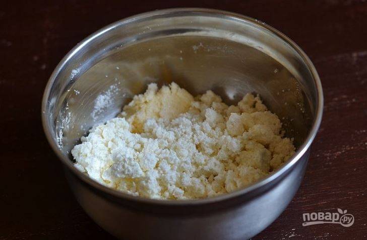 Тщательно взбейте сахар с маргарином до получения пышной белой массы. Затем добавьте к ней творог. Он должен быть пастообразным, перетертым через сито. 