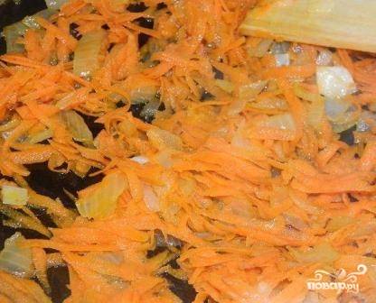 Очистите морковь, натрите её на средней или крупной терке. Добавьте к луку и обжарьте на протяжении примерно 4-5 минут.
