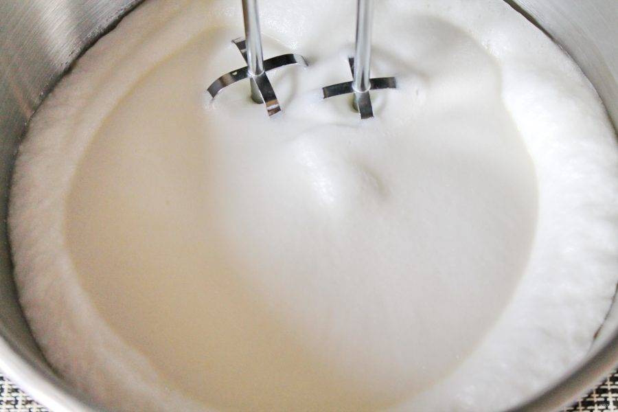 Яичные белки вылейте в чистую, сухую чашу миксера, добавьте щепотку соли и взбейте на средней скорости до мягких пиков.