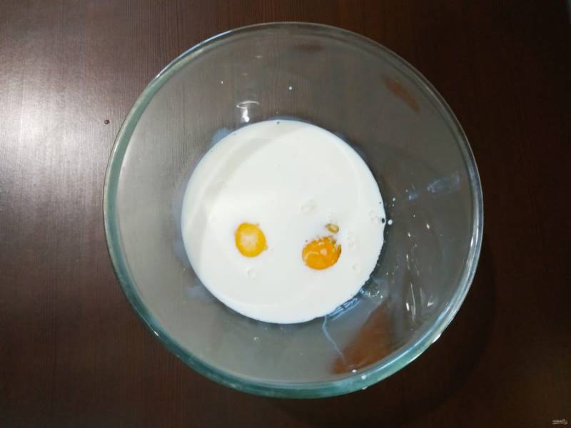В отдельной посуде смешайте сахар, молоко и яйца.