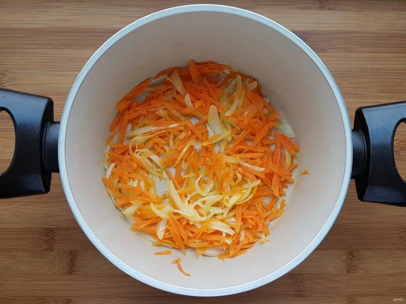 Затем добавьте натертую морковь. 