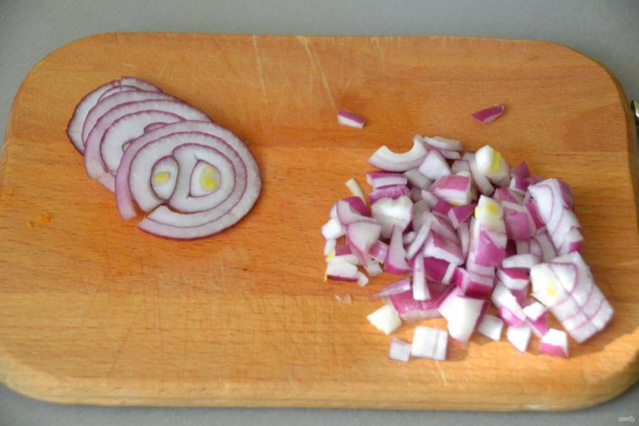 Часть луковицы порежьте тонкими кольцами, часть порежьте мелко.