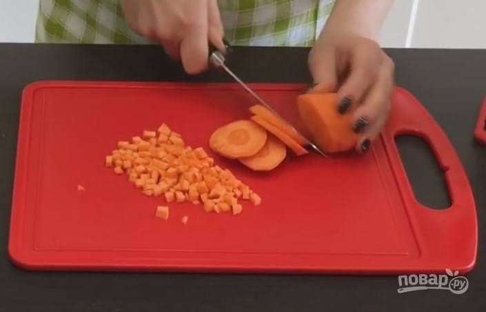 3. Огурцы, лук и морковку нарежьте очень мелкими кубиками.