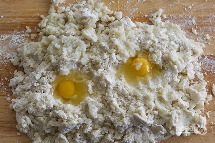 3. "Фарш" перемешайте с просеянной мукой, яйцами, крахмалом и 1 ч. ложкой соли. Замесите тесто и уберите его в сторону.
