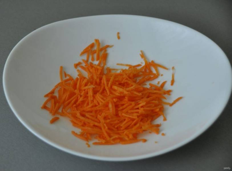 Натрите на терке морковь мелкой соломкой.