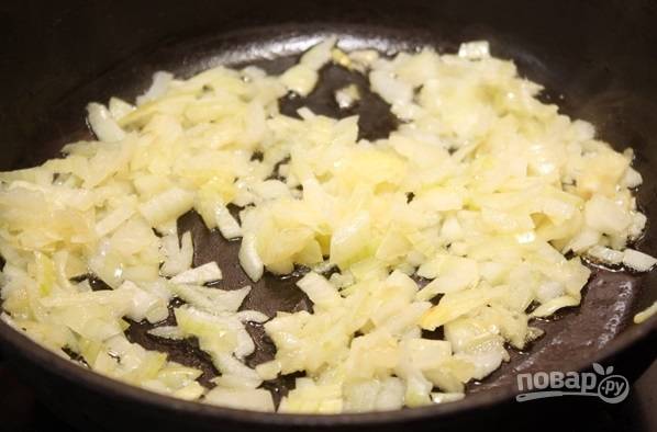 Подготовьте лук. Очистите его и мелко нашинкуйте. Обжарьте овощ в масле до мягкости. А картофель почистите, промойте и нарежьте средними кусочками. Добавьте его в суп за 15 минут до конца варки.
