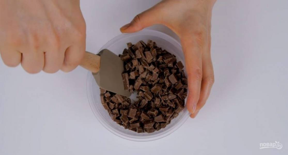 3. Тем временем растопите шоколад: нарубленный шоколад в пластиковой емкости поставьте в микроволновку на 10 секунд при 800-1000W, размешайте. Повторите процедуру, пока шоколад не растопится полностью. 