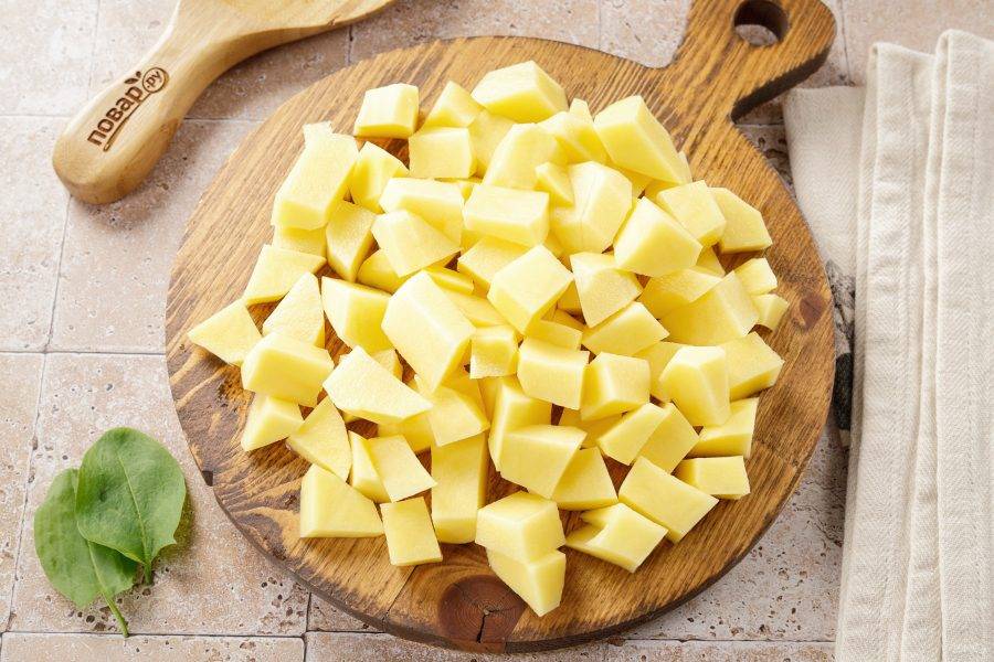 Картофель нарежьте кубиками.