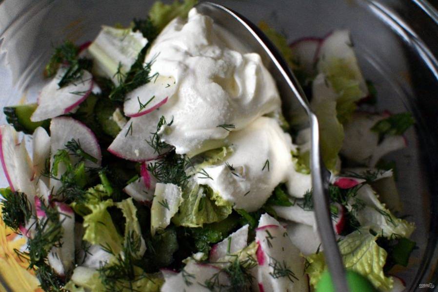 Заправьте салат свежей сметаной, слегка посолив (лучше морской солью).