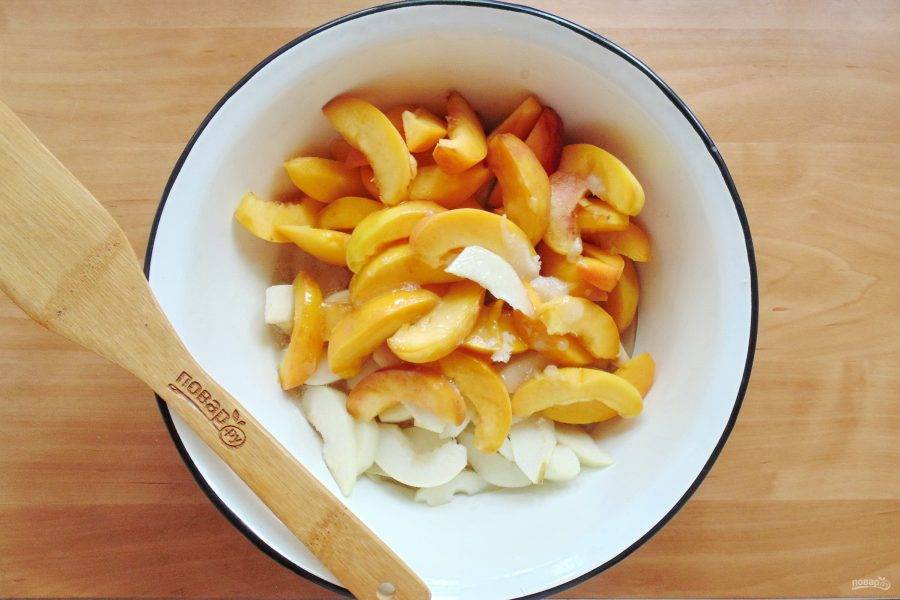 Залейте фрукты в миске закипевшим сиропом. И дайте им постоять час, чтобы они пустили сок и пропитались сиропом.